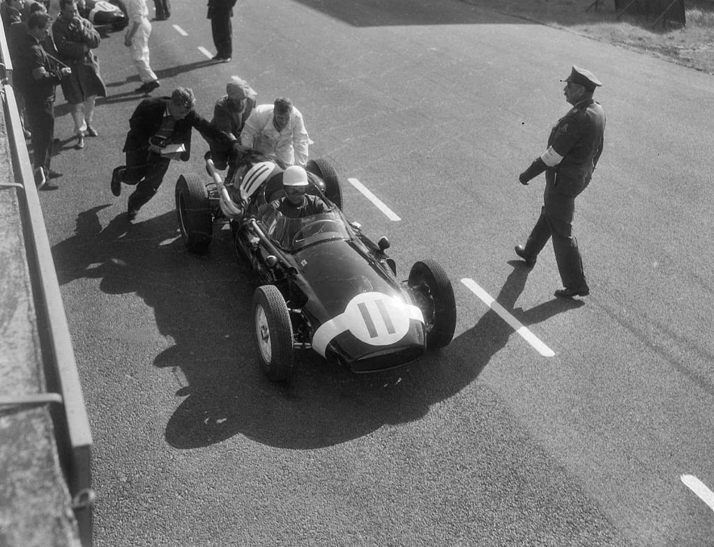 Stirling Moss s vozem Cooper T51 při tréninku na Velkou cenu Holandska v Zandvoortu.