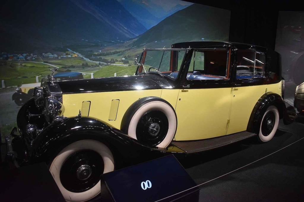 Většina aut je britských. Třeba i tento Rolls-Royce Phanntom III z roku 1937