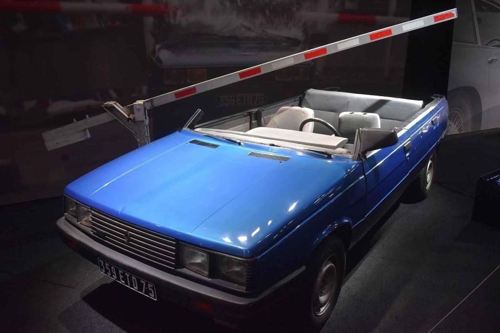 Výjimek je málo. Třeba tento znetvořený Renault 11