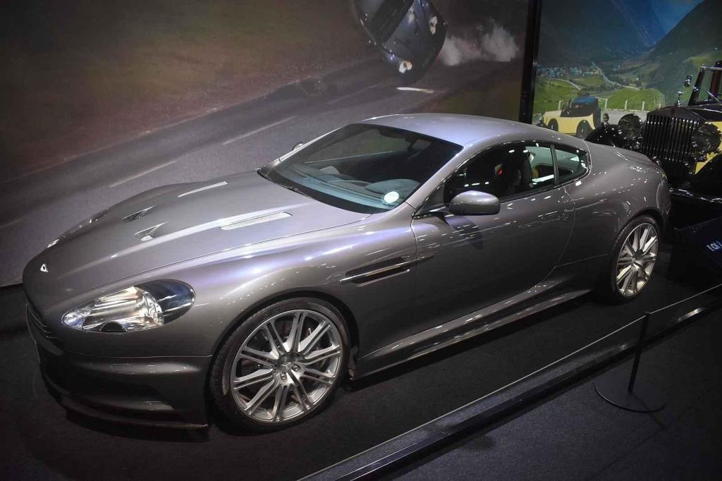 Řadu vozů používali filmaři ještě dříve než se dostaly na trh. Třeba i tento Aston DBS