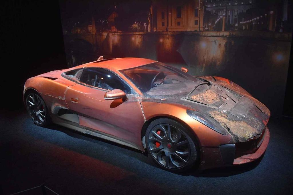 Také tento Jaguar CX75 s technikou vozů F1