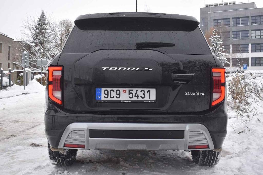 Zadní dveře se neotevírají do strany, jak naznačuje klika