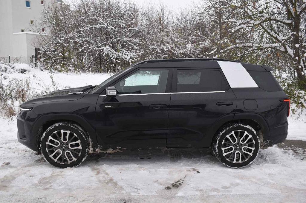 Boční profil signalizuje vůz kategorie SUV