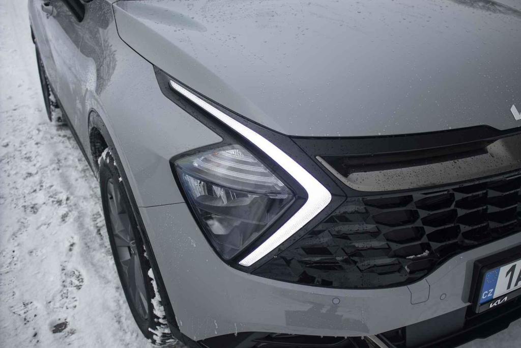 Světla ve tvaru rozpůleného X jsou poznávacím znamením Sportage.