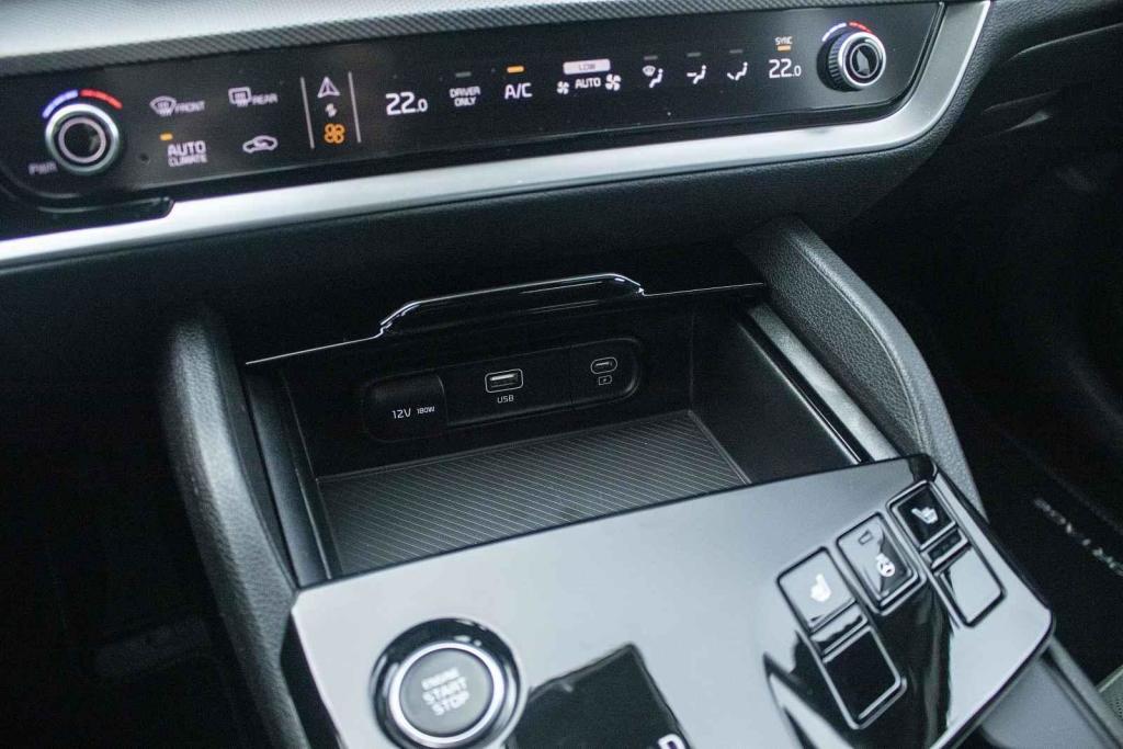 Nechybí přihrádka s bezdrátovým nabíjením a USB přípojky.
