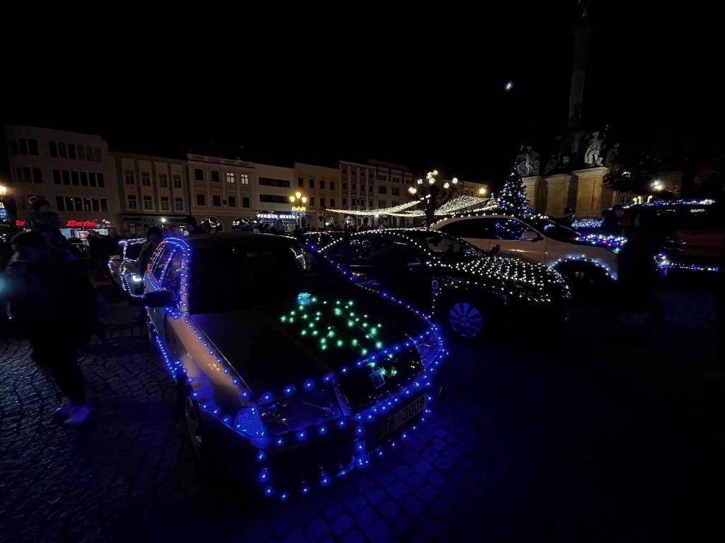 Start Vánoční jízdy na Velkém náměstí v Kroměříži, 17. prosince 2023.