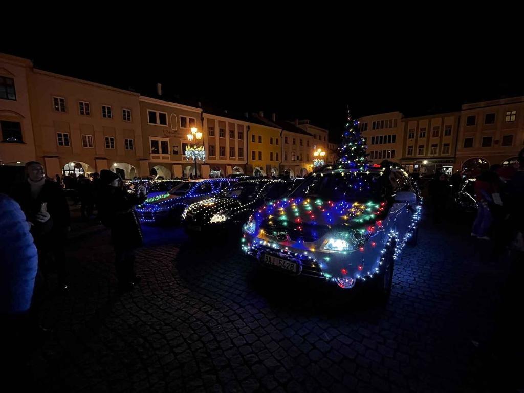 Start Vánoční jízdy na Velkém náměstí v Kroměříži, 17. prosince 2023.
