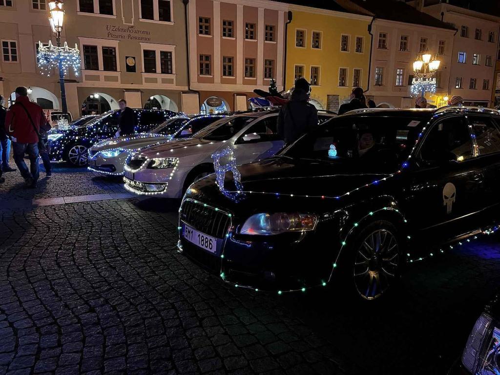 Start Vánoční jízdy na Velkém náměstí v Kroměříži, 17. prosince 2023.