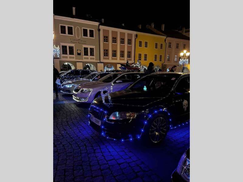 Start Vánoční jízdy na Velkém náměstí v Kroměříži, 17. prosince 2023.