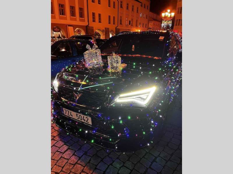 Start Vánoční jízdy na Velkém náměstí v Kroměříži, 17. prosince 2023.