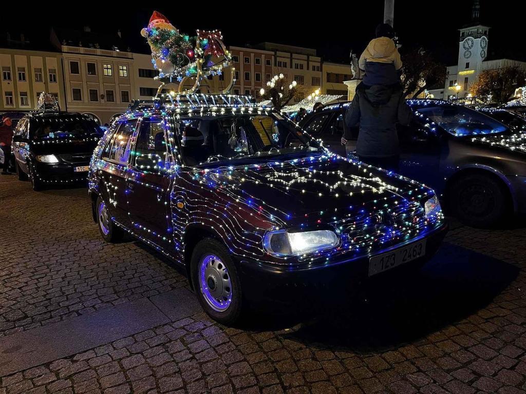 Start Vánoční jízdy na Velkém náměstí v Kroměříži, 17. prosince 2023.