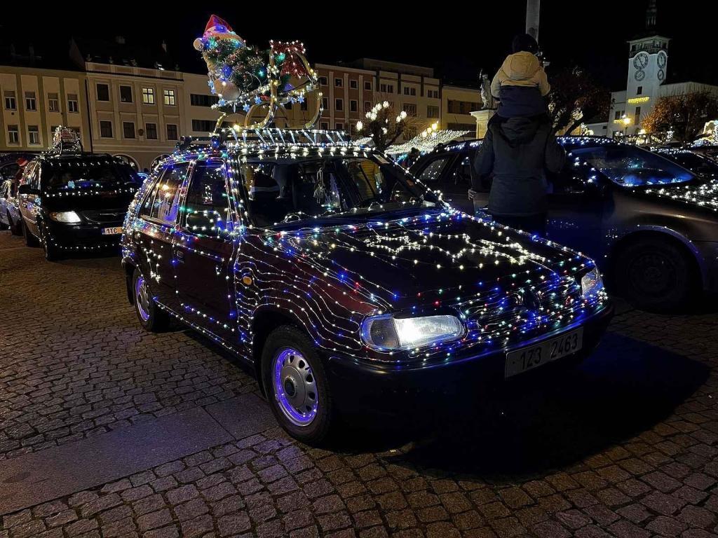 Start Vánoční jízdy na Velkém náměstí v Kroměříži, 17. prosince 2023.