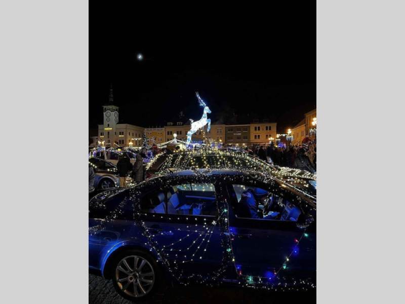 Start Vánoční jízdy na Velkém náměstí v Kroměříži, 17. prosince 2023.