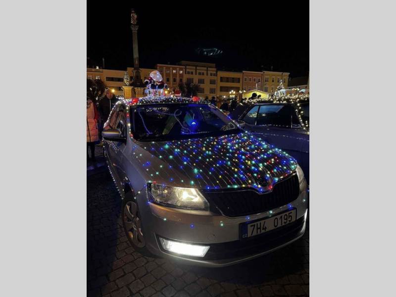Start Vánoční jízdy na Velkém náměstí v Kroměříži, 17. prosince 2023.