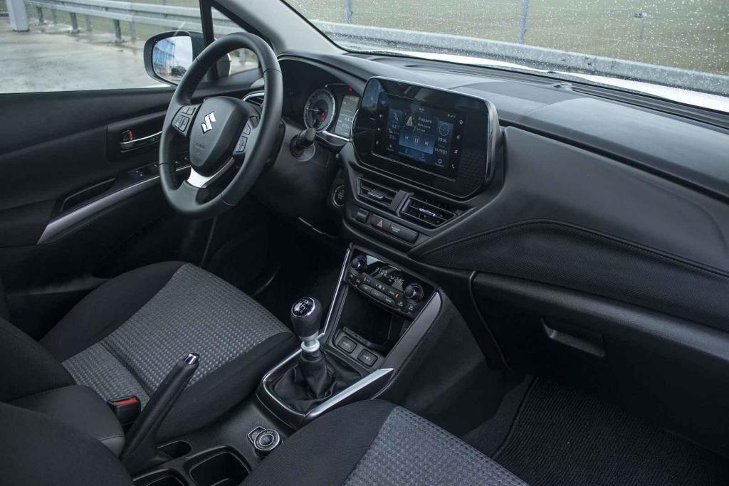 Interiér neoplývá dekorativními prvky, zato má skvělou ergonomii.