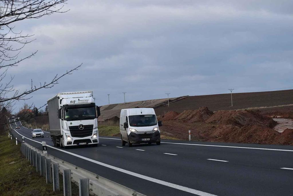 U Lotouše bude z dvouproudé silnice za dva roky dálnice. Úsek je velmi nebezpečný. Každoročně se zde stane několik tragických nehod. Foto: Deník/ Kateřina Nič Husárová