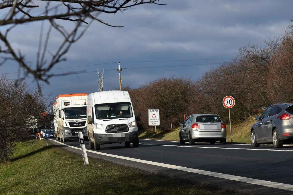 U Lotouše bude z dvouproudé silnice za dva roky dálnice. Úsek je velmi nebezpečný. Každoročně se zde stane několik tragických nehod. Foto: Deník/ Kateřina Nič Husárová