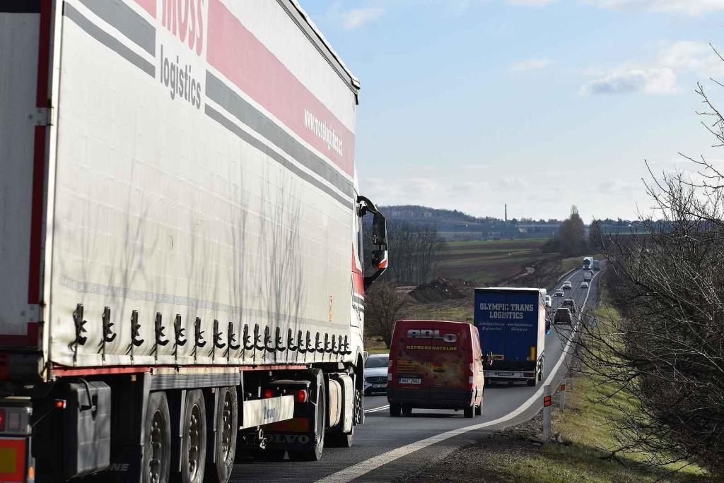 U Lotouše bude z dvouproudé silnice za dva roky dálnice. Úsek je velmi nebezpečný. Každoročně se zde stane několik tragických nehod. Foto: Deník/ Kateřina Nič Husárová