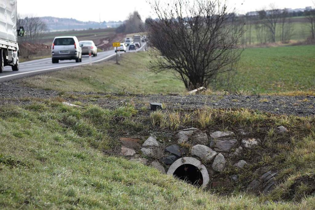 U Lotouše bude z dvouproudé silnice za dva roky dálnice. Úsek je velmi nebezpečný. Každoročně se zde stane několik tragických nehod. Foto: Deník/ Kateřina Nič Husárová