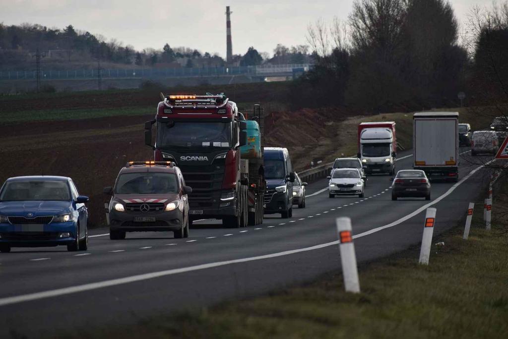 U Lotouše bude z dvouproudé silnice za dva roky dálnice. Úsek je velmi nebezpečný. Každoročně se zde stane několik tragických nehod. Foto: Deník/ Kateřina Nič Husárová