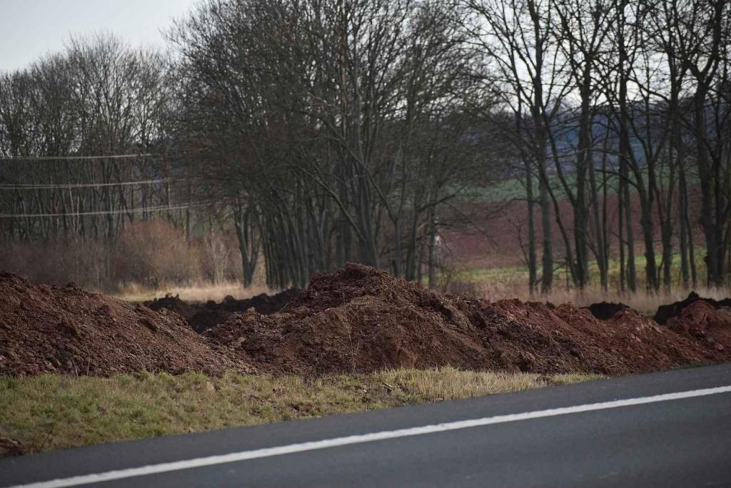U Lotouše bude z dvouproudé silnice za dva roky dálnice. Úsek je velmi nebezpečný. Každoročně se zde stane několik tragických nehod. Foto: Deník/ Kateřina Nič Husárová