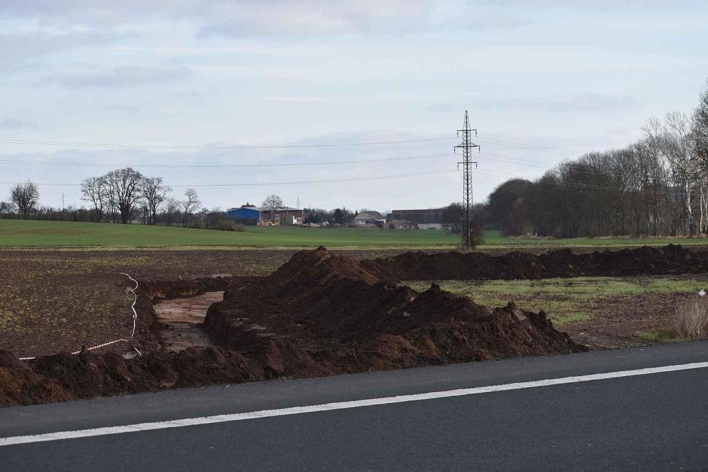 U Lotouše bude z dvouproudé silnice za dva roky dálnice. Úsek je velmi nebezpečný. Každoročně se zde stane několik tragických nehod. Foto: Deník/ Kateřina Nič Husárová
