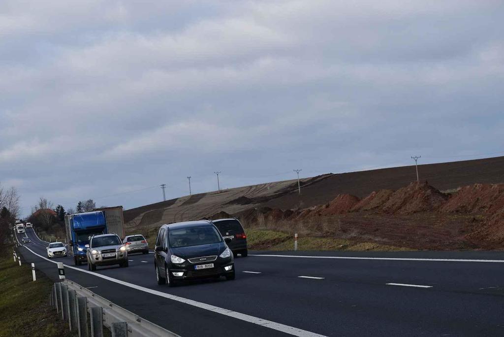 U Lotouše bude z dvouproudé silnice za dva roky dálnice. Úsek je velmi nebezpečný. Každoročně se zde stane několik tragických nehod. Foto: Deník/ Kateřina Nič Husárová