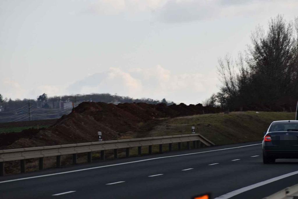 U Lotouše bude z dvouproudé silnice za dva roky dálnice. Úsek je velmi nebezpečný. Každoročně se zde stane několik tragických nehod. Foto: Deník/ Kateřina Nič Husárová