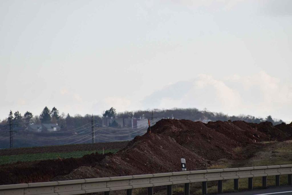 U Lotouše bude z dvouproudé silnice za dva roky dálnice. Úsek je velmi nebezpečný. Každoročně se zde stane několik tragických nehod. Foto: Deník/ Kateřina Nič Husárová