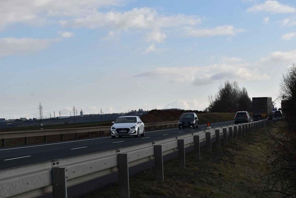 U Lotouše bude z dvouproudé silnice za dva roky dálnice. Úsek je velmi nebezpečný. Každoročně se zde stane několik tragických nehod. Foto: Deník/ Kateřina Nič Husárová