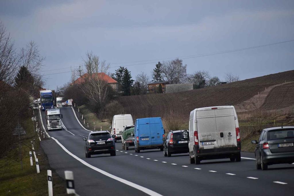 U Lotouše bude z dvouproudé silnice za dva roky dálnice. Úsek je velmi nebezpečný. Každoročně se zde stane několik tragických nehod. Foto: Deník/ Kateřina Nič Husárová