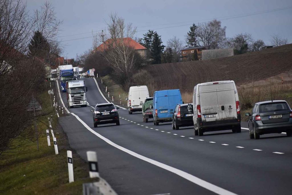 U Lotouše bude z dvouproudé silnice za dva roky dálnice. Úsek je velmi nebezpečný. Každoročně se zde stane několik tragických nehod. Foto: Deník/ Kateřina Nič Husárová