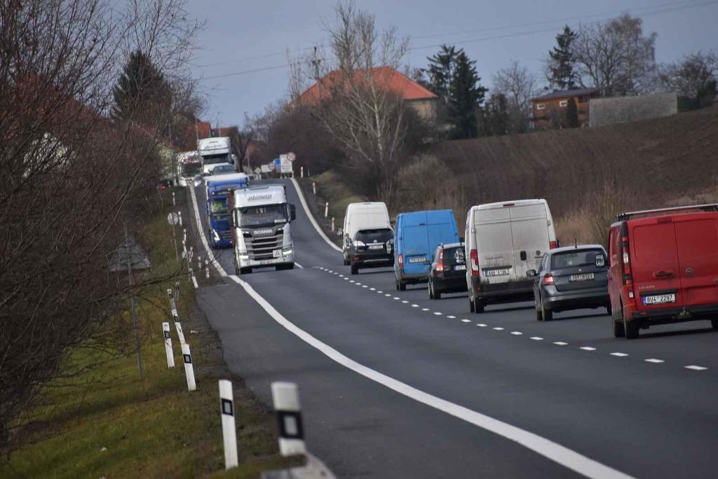 U Lotouše bude z dvouproudé silnice za dva roky dálnice. Úsek je velmi nebezpečný. Každoročně se zde stane několik tragických nehod. Foto: Deník/ Kateřina Nič Husárová