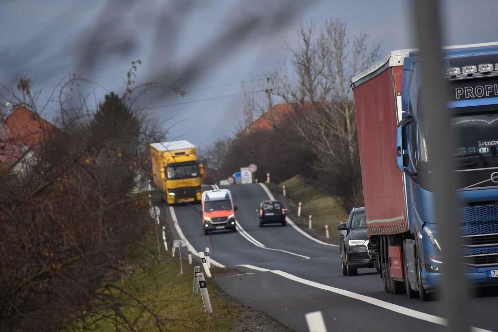 U Lotouše bude z dvouproudé silnice za dva roky dálnice. Úsek je velmi nebezpečný. Každoročně se zde stane několik tragických nehod. Foto: Deník/ Kateřina Nič Husárová