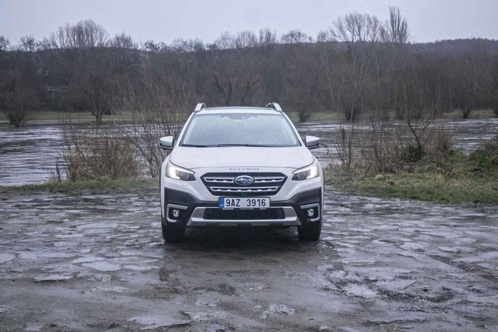 BiLED přední světlomety poskytují za tmy výtečný jas.