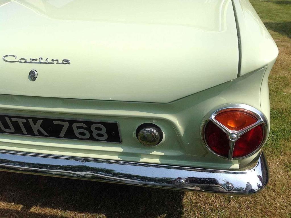 Pro Ford Cortina typická koncová světla, dělená na tři segmenty, později zvané „Ban the Bomb“. Foto: Wikimedia Commons, Andrew Bone, CC BY-SA 2.0