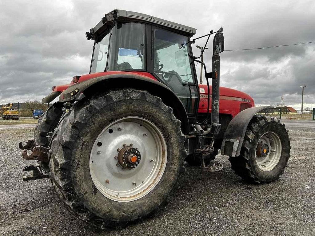 Traktor Massey Ferguson 4x4.