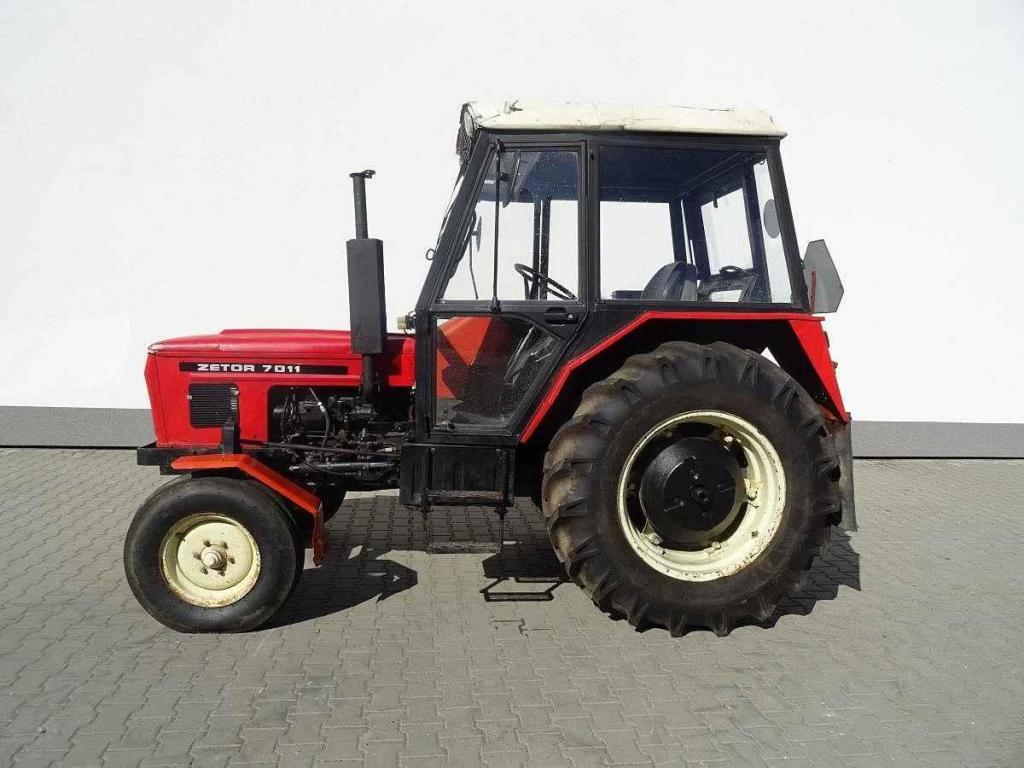 Traktor Zetor 7011.