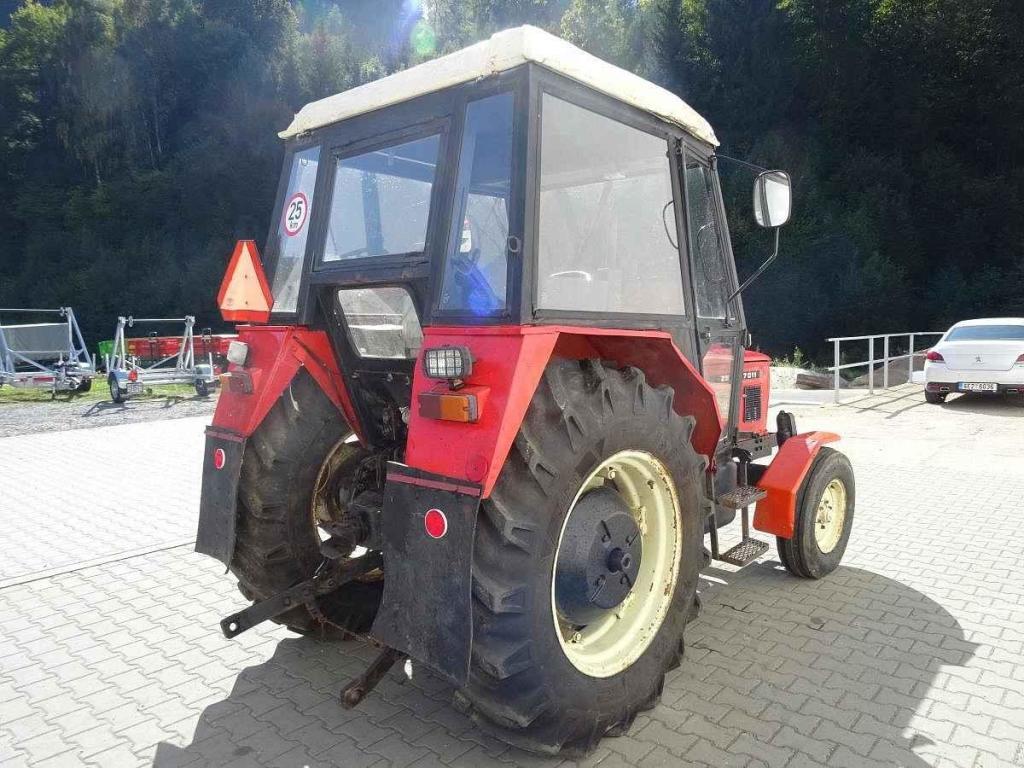 Traktor Zetor 7011.