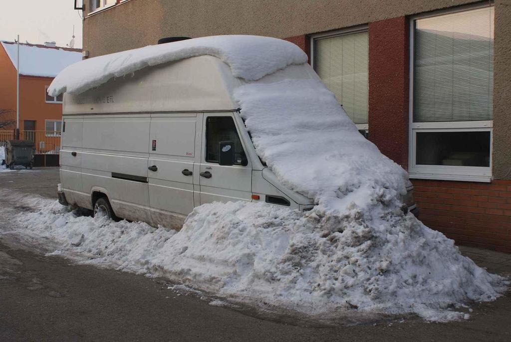 Před jízdou je třeba auto důkladně zbavit sněhové pokrývky.