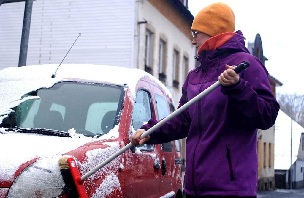 Před jízdou je třeba auto důkladně zbavit sněhové pokrývky.