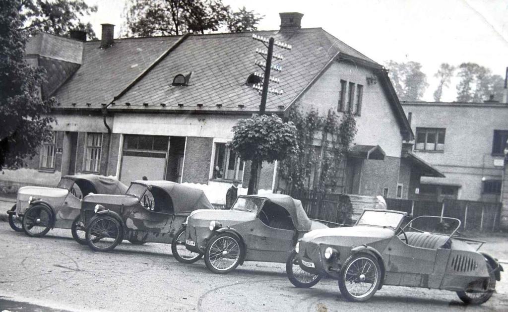 Vozy vyrobené před provozovnou v Parníku