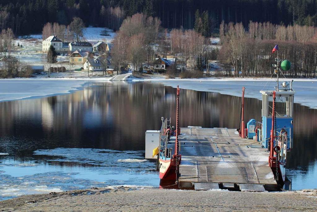 Zamrzlé Lipno v Horní Plané 19. ledna 2024.