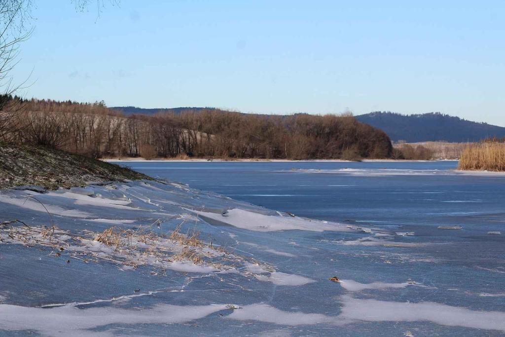 Zamrzlé Lipno v Horní Plané 19. ledna 2024.