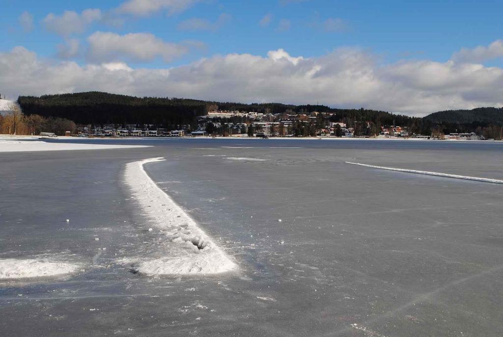 Zamrzlé Lipno u loděnice 19. ledna 2024.