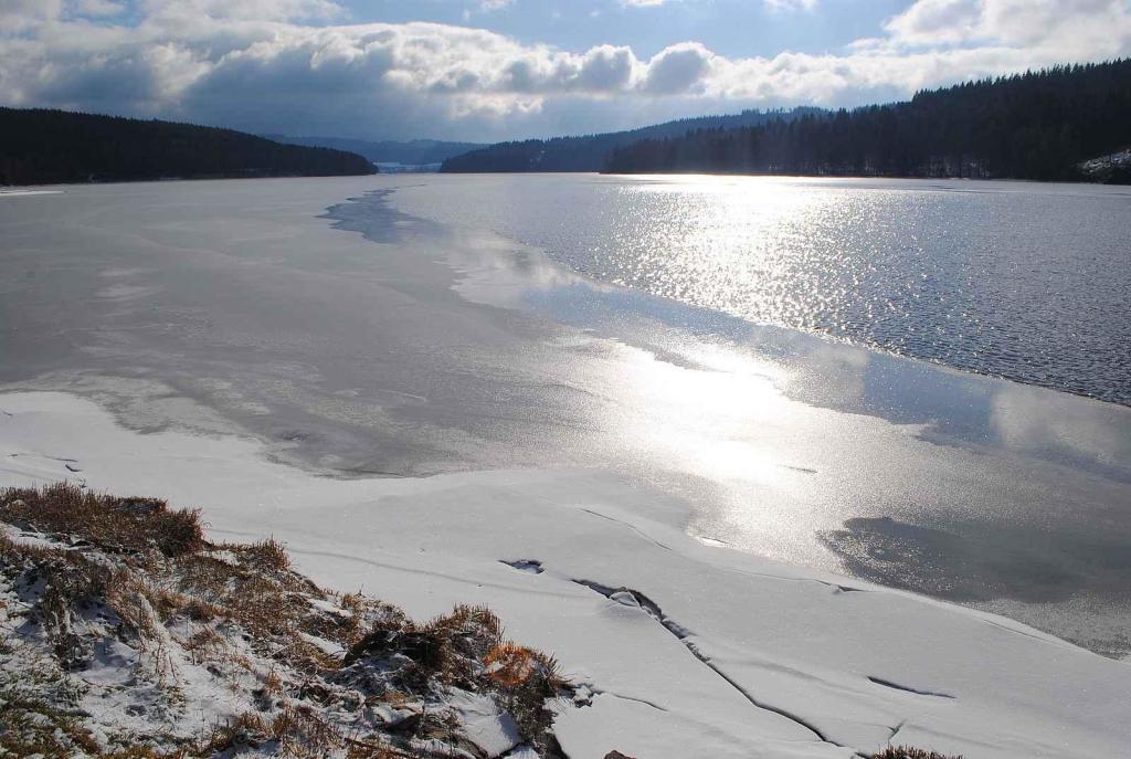 Jen částečně zamrzlé Lipno ve Frymburku 19. ledna 2024.