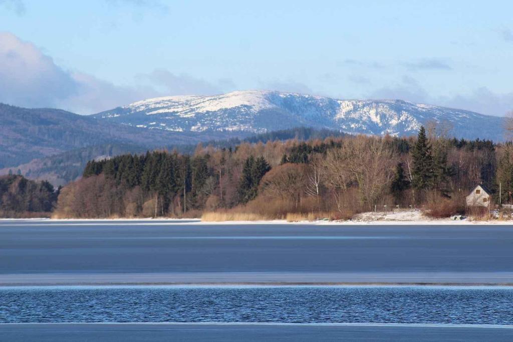 Zamrzlé Lipno u mostu v Černé v Pošumaví 19. ledna 2024.