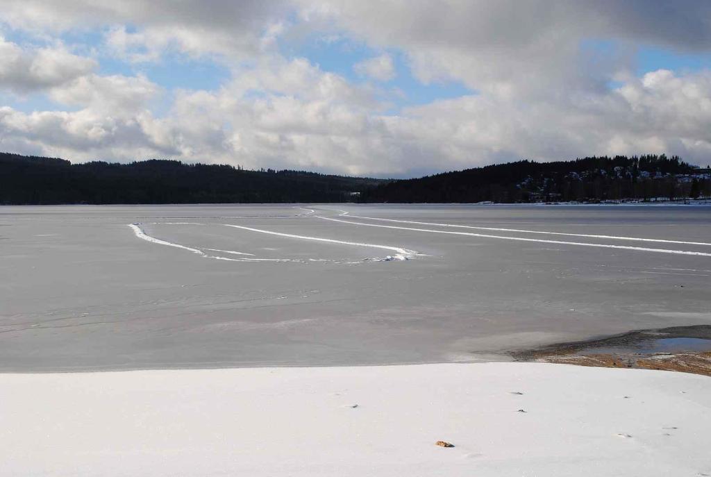 Zamrzlé Lipno u loděnice 19. ledna 2024.