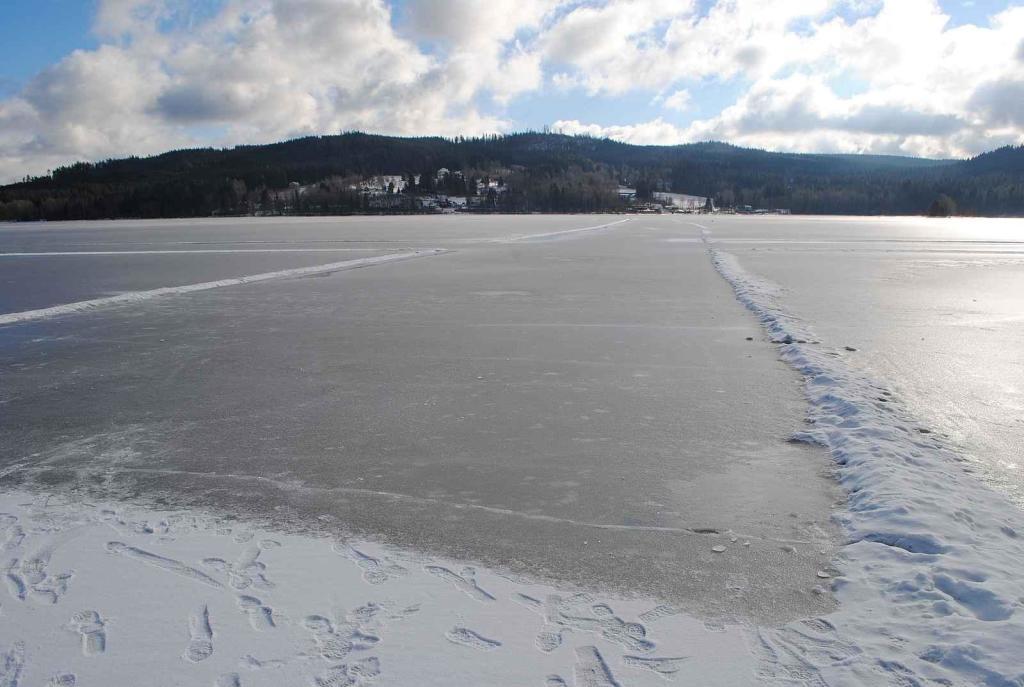 Zamrzlé Lipno u loděnice 19. ledna 2024.