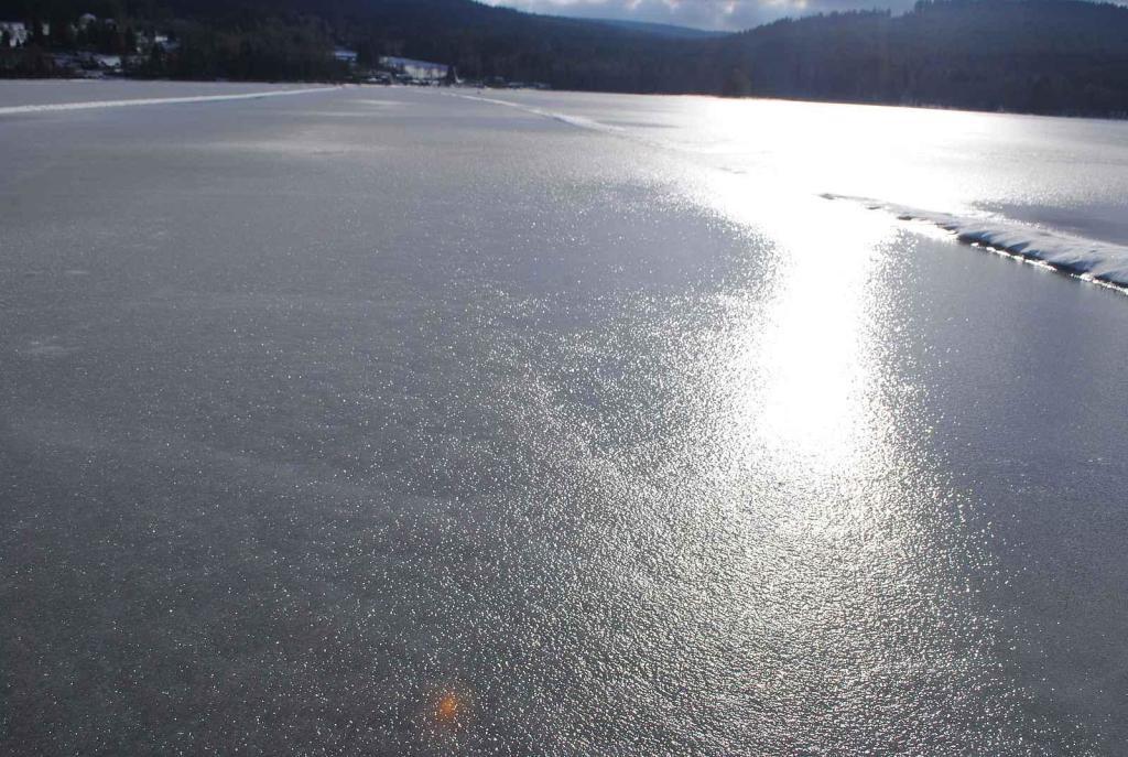 Zamrzlé Lipno u loděnice 19. ledna 2024.